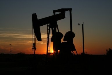 Цена на нефть вновь взлетела выше 100 долларов за баррель