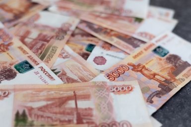 Средняя зарплата в России превысила 100 тысяч рублей