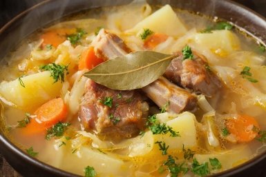 Копчёные рёбрышки сделают простой суп волшебным