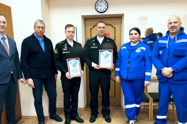 Медики поблагодарили моряка за спасение двух девушек при ДТП во Владивостоке Скриншот из видео в ТГ-канале (18+) &quotВладивостокская скорая&quot