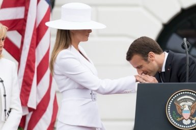 За поцелуй руки в Испании обвинят в сексуальном насилии и выпишут крупный штраф