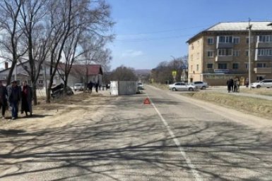 Водитель кроссовера заставил грузовик лечь на бок на перекрёстке в Приморье Пресс-служба УМВД России по Приморскому краю