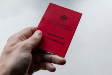 Российских пенсионеров хотят уравнять в правах с помощью единой карты