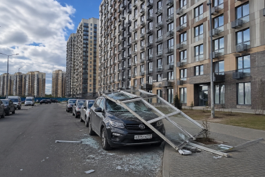 Рама упала на авто Создано ИИ