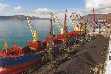 Сухогруз Омолон, разгрузка угля Магаданэнерго
