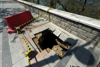 Тротуар провалился под ногами туриста во Владивостоке Евгений Кулешов, ИА PrimaMedia