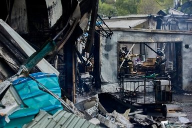 Полиция Владивостока выясняет причины возгорания заброшенных павильонов у Спортивного рынка Дмитрий Осипчук, ИА PrimaMedia