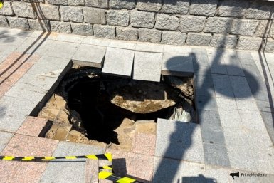 Провал тротуара возле киноетара &quotОкеан&quot во Владивостоке произошёл не из-за сетей ДРСК Евгений  Кулешов, ИА PrimaMedia