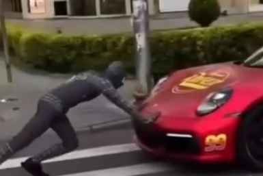 В Краснодаре заметили Бэтмена и Человека-Паука, буксирующих авто Скриншот t.me/ugar_krd