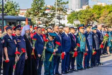 Возложение цветов к Вечному огню мемориального комплекса &quotБоевая слава Тихоокеанского флота&quot Владимир Нестеров, vlc.ru