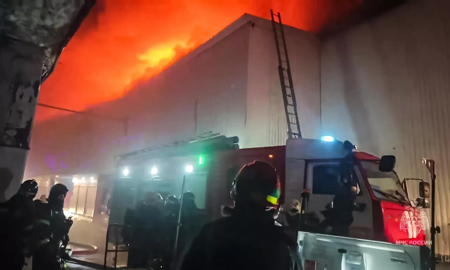 Пожар на востоке Москвы Скриншот из видео МЧС РФ с места событий